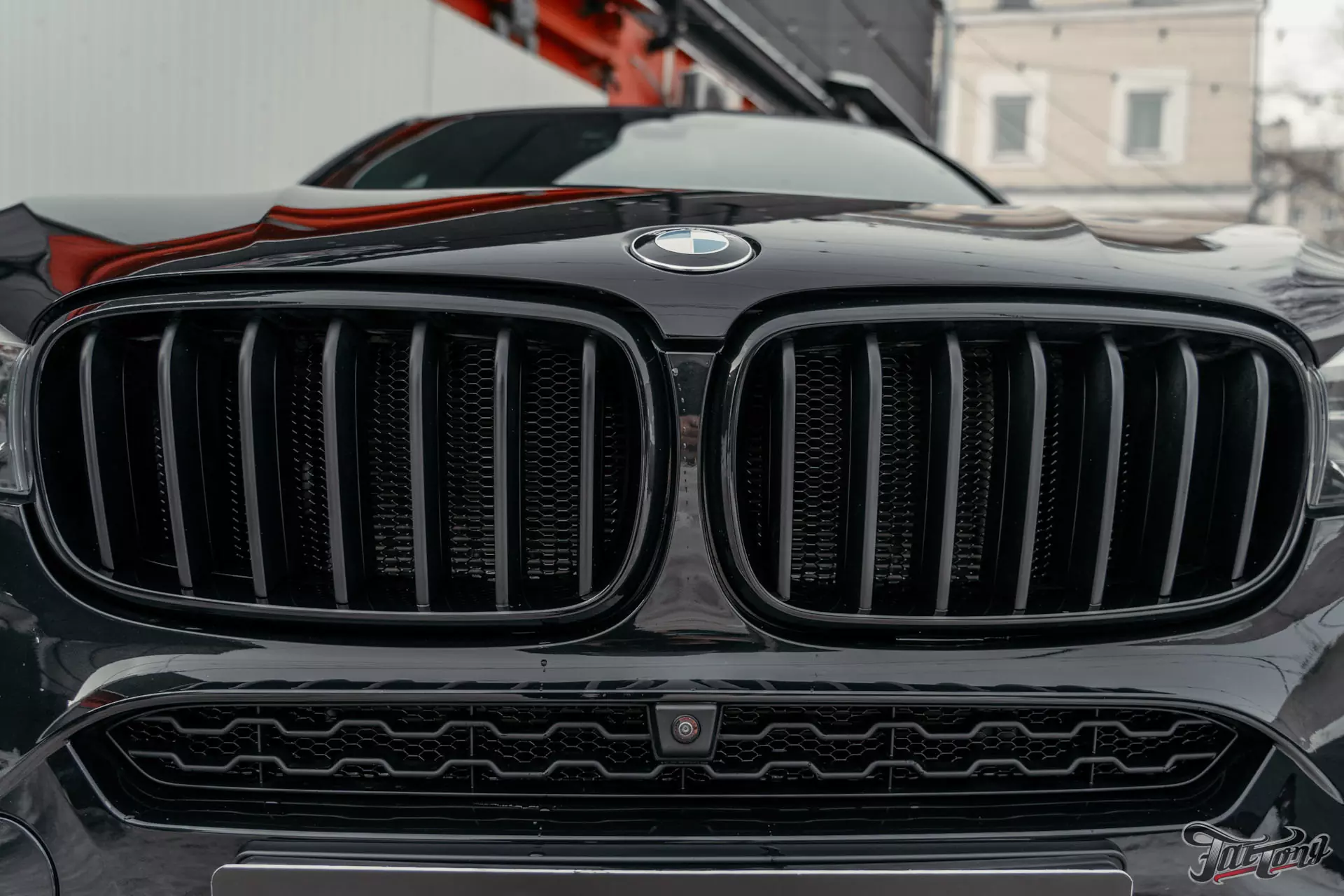 BMW X6. Перетяжка потолка в алькантару. Установка дополнительных сеток в бампер